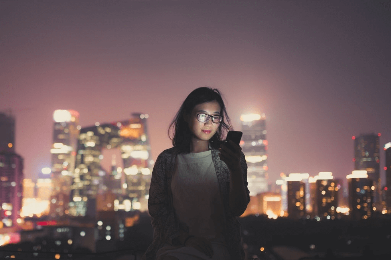 mulher asiática olhando celular