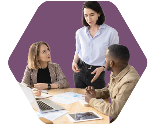 três pessoas falando sobre trabalho