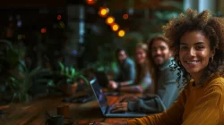 Profissionais de Tecnologia sentados em uma mesa demonstrando alegria e satisfação por ter benefícios, estabilidade e segurança com a entidade Beware que ajuda a proporcionar planos de saúde coletivos com qualidade.