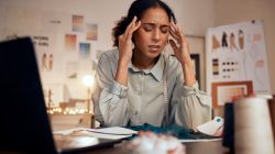 Texto alternativo da imagem Saúde mental no trabalho: ambiente de trabalho, segurança psicológica e prevenção do Burnout.