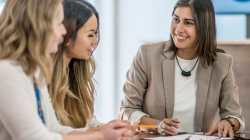 Três mulheres falando sobre a cultura de feedback