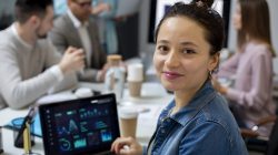 laboratorio-de-informatica-moderno-e-equipado