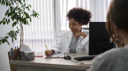 medico-sorridente-de-vista-lateral-tomando-notas medico-sorridente-de-vista-lateral-tomando-notas