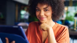 retrato-de-uma-bela-mulher-de-negocios-africana-no-trabalho_11zon