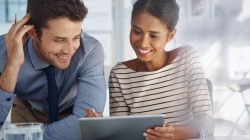 Duas pessoas sorrindo falando como o sistema de semana de 4 dias de trabalho de pode ser ótimo